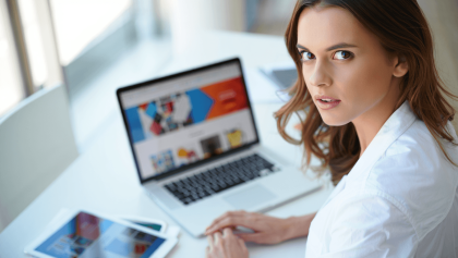 Nous avons testé 8 outils pour trouver les meilleurs créateurs de portfolios AI gratuits en 2026