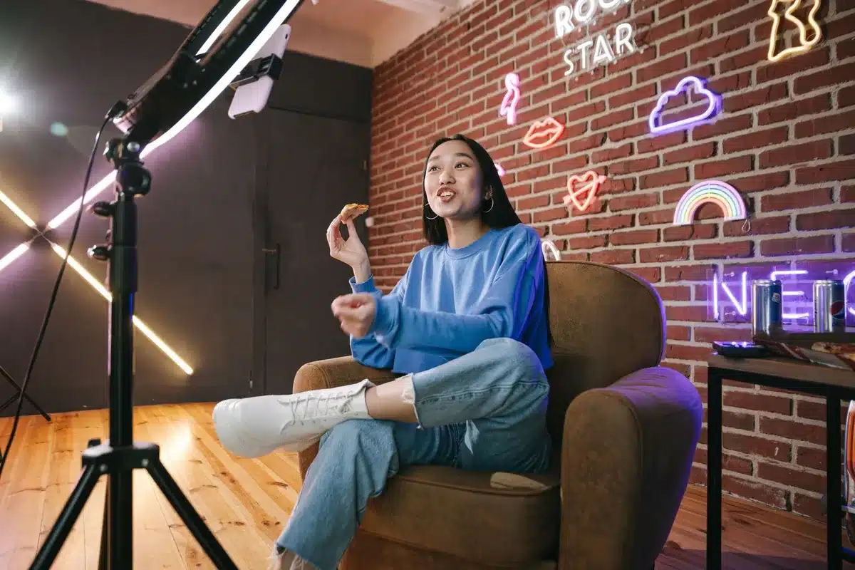 Créateur de contenu interagissant avec sa communauté pendant un livestream