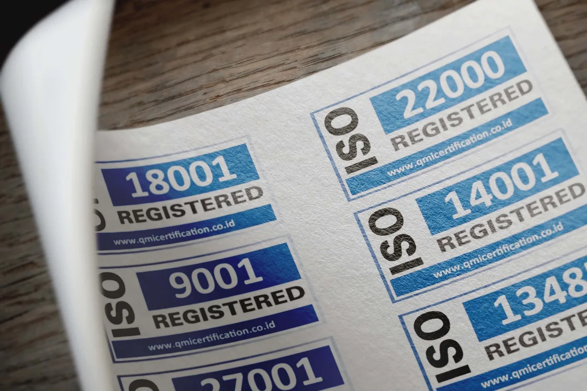 Documents de conformité et certificats étalés sur un bureau pour vérification