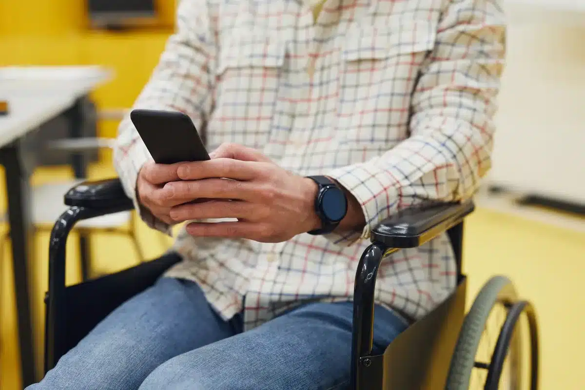Personne désactivant le Bluetooth sur son téléphone pour améliorer la confidentialité