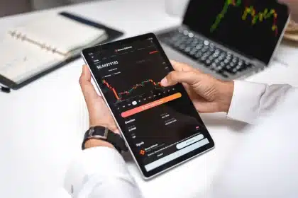 Mains tenant des pièces de crypto-monnaie et interface de portefeuille numérique avec documents de conformité réglementa