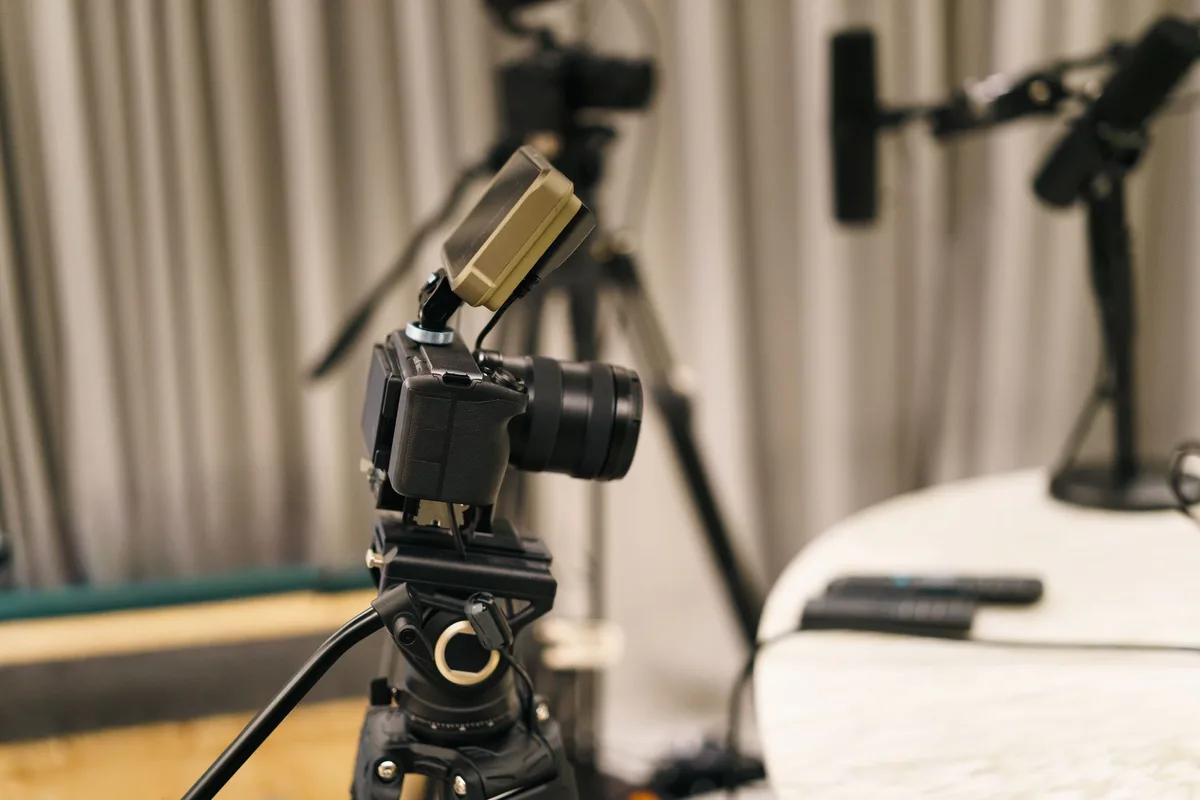 Créateur vidéo travaillant dans un studio d'enregistrement avec équipement professionnel