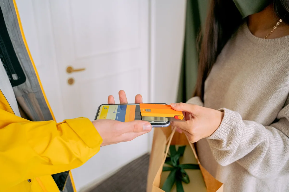 Interface d'Apple Wallet affichant plusieurs cartes-cadeaux numériques organisées sur l'écran d'un iPhone