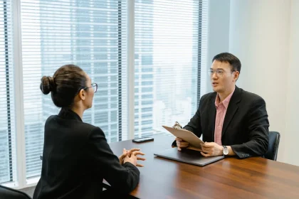 Professionnel consultant des profils de candidats sur un bureau avec documents et bloc-notes