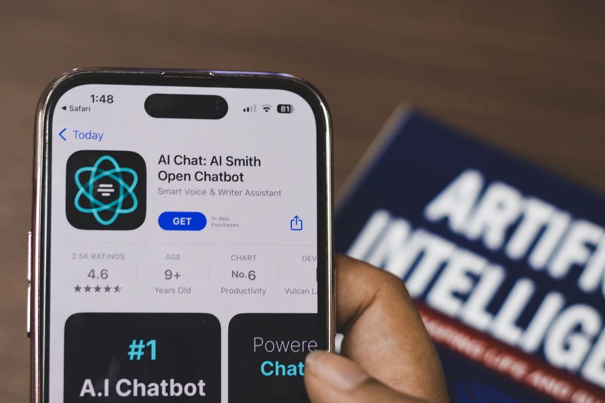 Interface de formulaire progressif et chatbot intégré pour collecter les informations des prospects