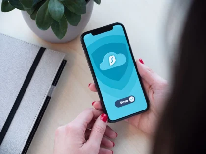 Écran de smartphone montrant les paramètres DNS et un cadenas symbolisant la sécurité