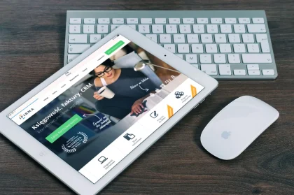 Mains tapant sur un clavier d'ordinateur portable avec un modèle de site web affichant sur l'écran