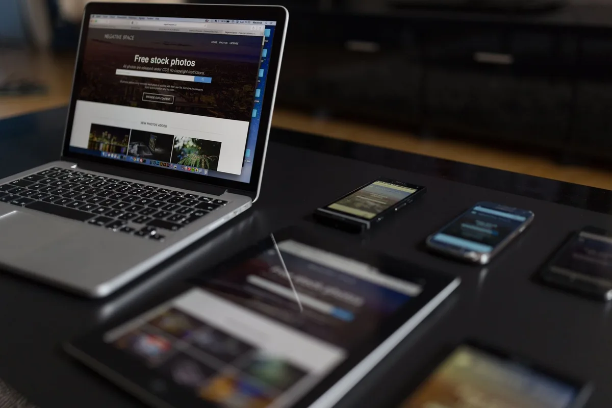 Écran d'ordinateur affichant les paramètres d'export vidéo pour différents formats et appareils
