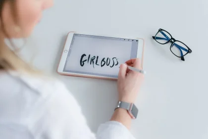 Mains créant une animation sur une tablette avec des formes géométriques colorées et des lignes de mouvement
