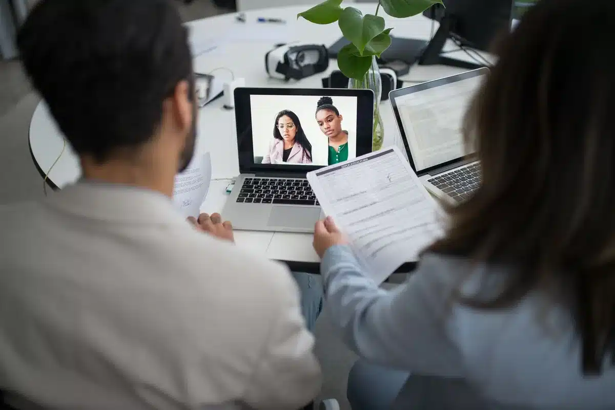 Un collaborateur partageant son témoignage en vidéo, illustrant l'authenticité de la culture d'entreprise.