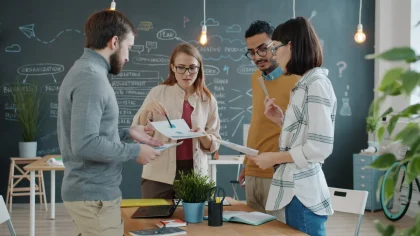 Une équipe diverse travaillant ensemble dans un bureau moderne et lumineux, symbolisant la culture d'entreprise authenti