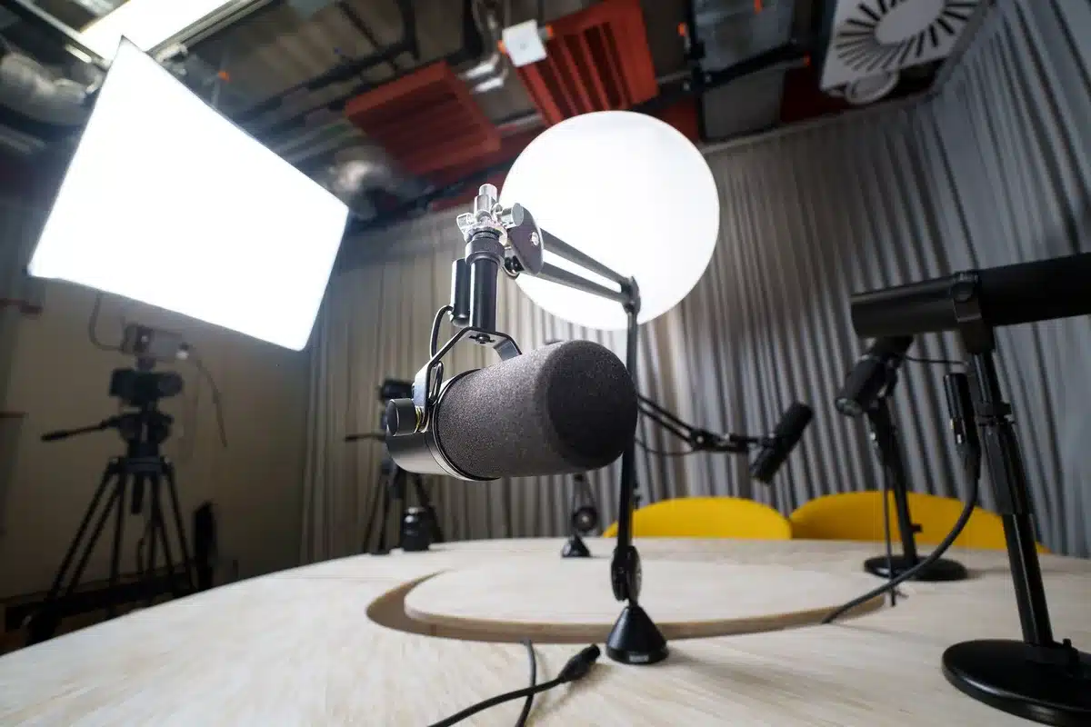Équipement de base pour la création vidéo : microphone, caméra et anneau lumineux