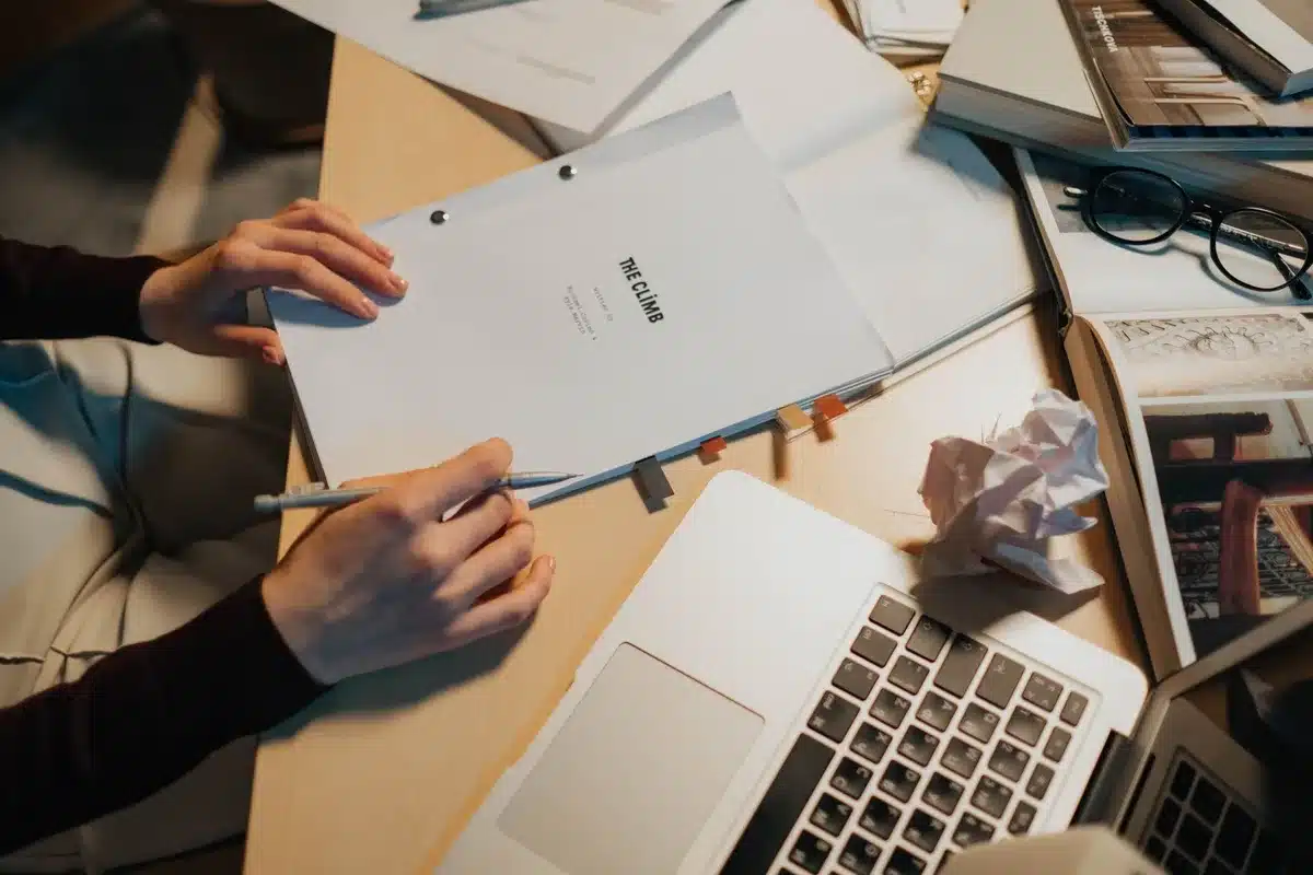 Feuille de notes et plan de script vidéo sur un bureau de créateur