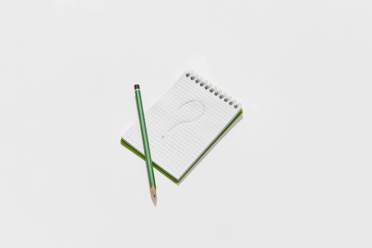 Page FAQ structurée avec questions et réponses claires en format extractable