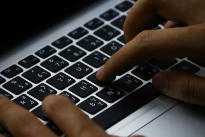 Mains anonymes tapant sur un clavier avec réponses IA générées sur l'écran