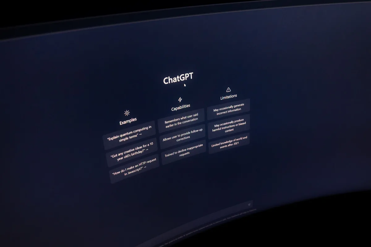 Interface de comparaison montrant différents assistants IA et leurs caractéristiques