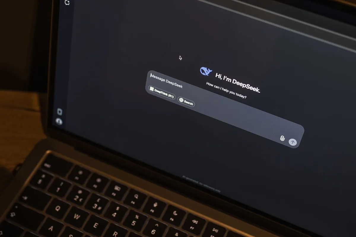 Mains tapant sur un clavier avec des motifs de texte et réponses IA en arrière-plan