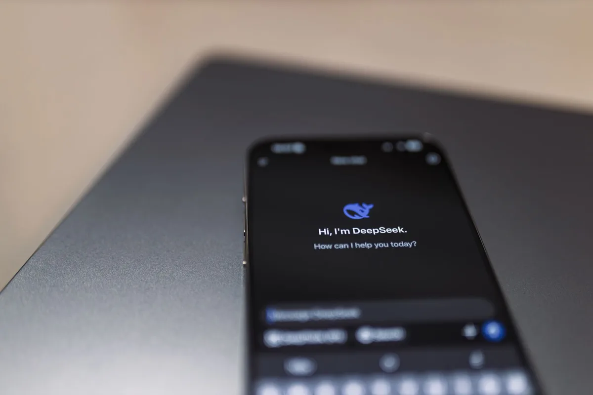 Interface numérique d'un agent conversationnel affichant un dialogue client et des données sur un écran moderne