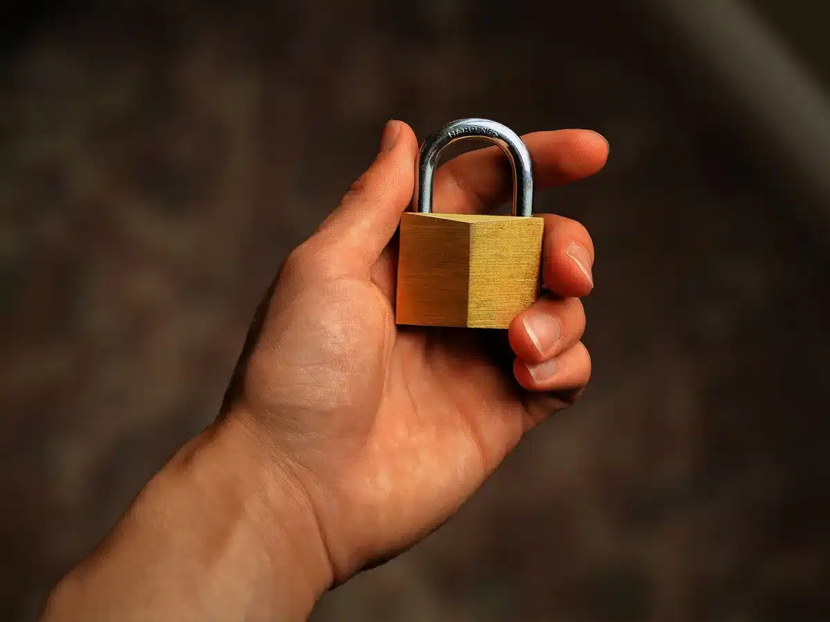 Symbole de sécurité et de protection des données numériques sur écran