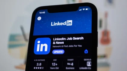 Professionnel consultant un calendrier de publications programmées sur son ordinateur