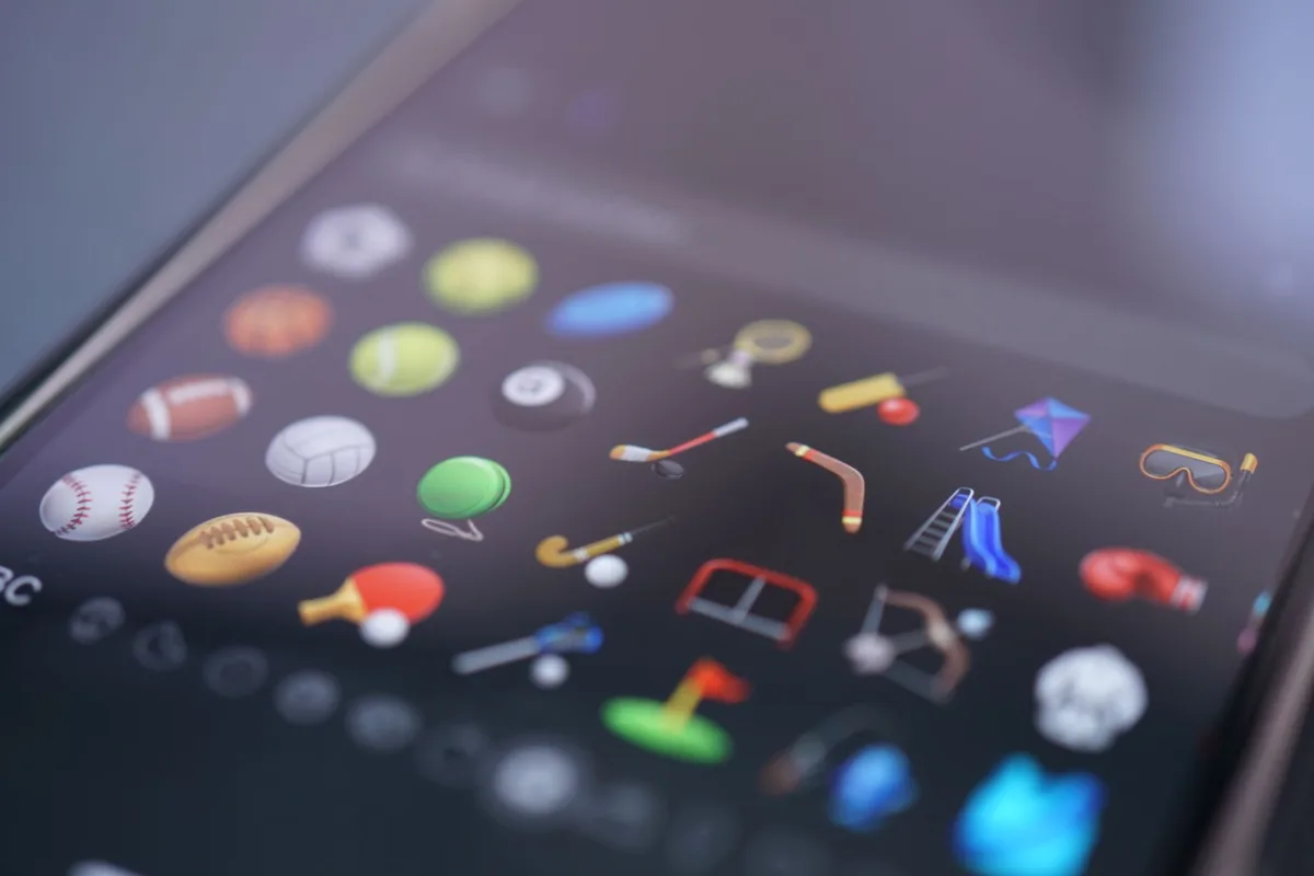 Dossiers iPhone personnalisés avec emojis et noms cohérents