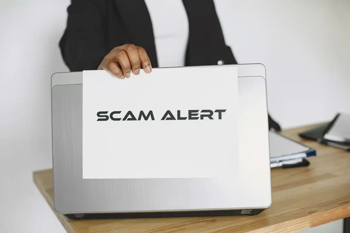 Liste de contrôle avec des signaux d'alerte pour identifier une escroquerie financière