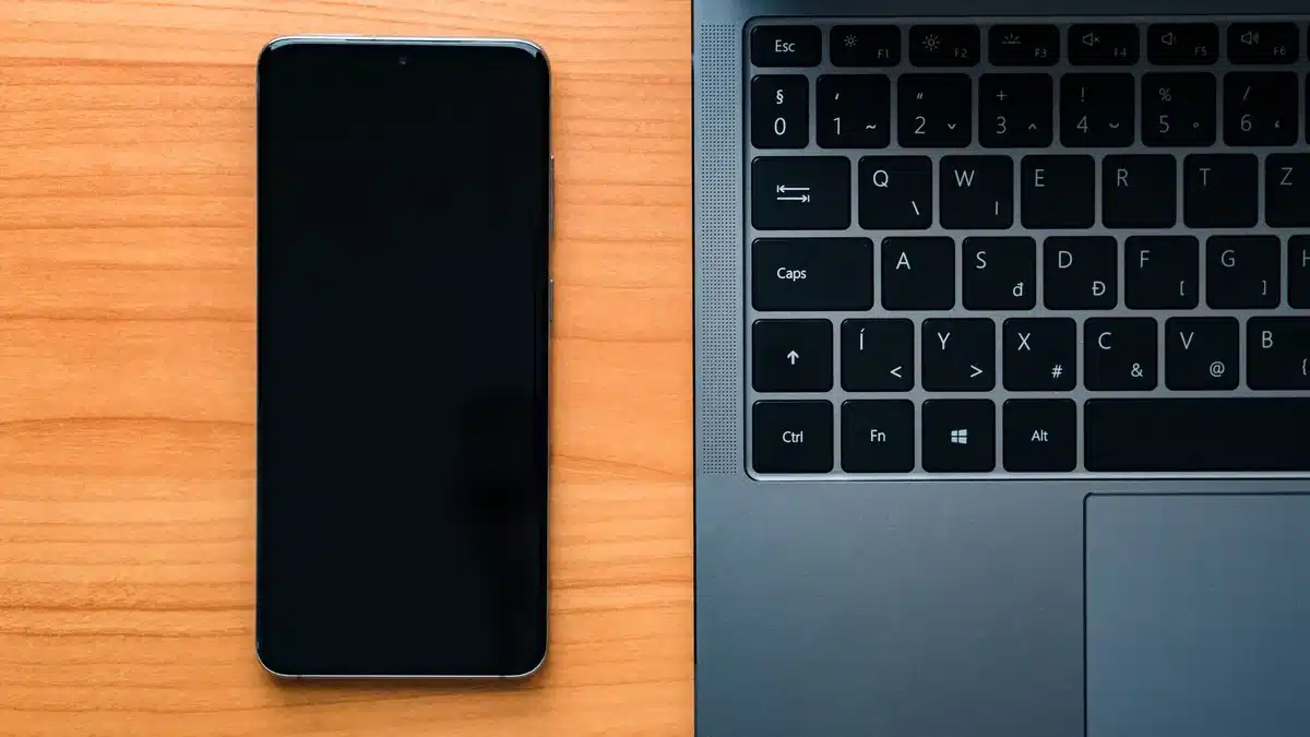 Doigt appuyant sur le bouton de redémarrage d'un téléphone Android