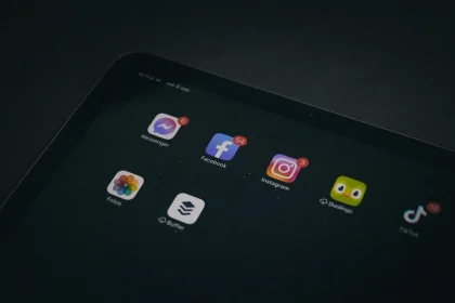 Téléphone Android affichant le mode Ne pas déranger avec une cloche de notification barrée en environnement calme