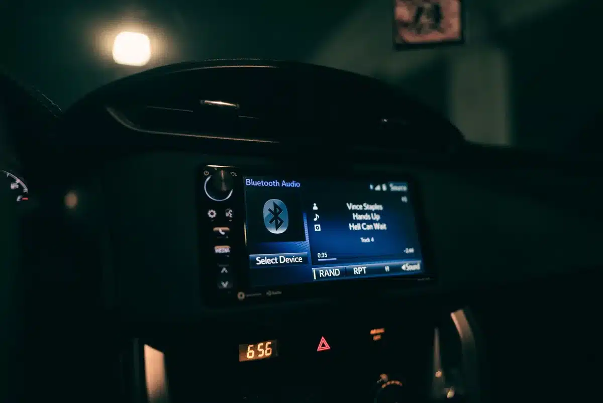 Connexion Bluetooth d'un téléphone à un autoradio dans une voiture