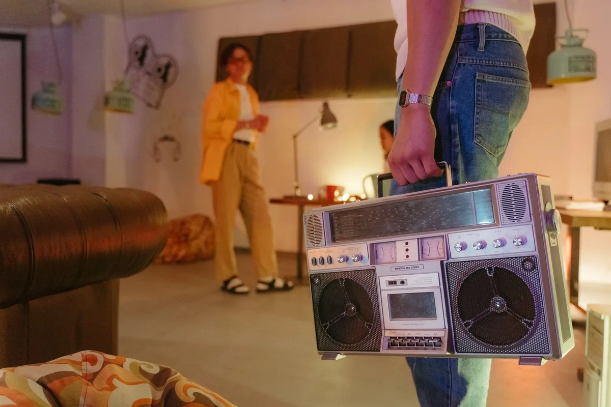 Ancien téléphone Android placé à côté d'écouteurs et d'une enceinte portable sur un bureau