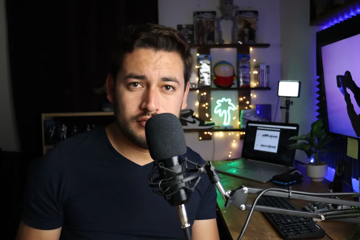 Différents formats de contenu : podcast, vidéo YouTube et posts Instagram sur des écrans.