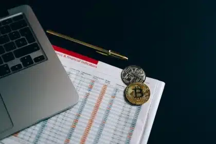 Écran d'ordinateur affichant des graphiques de prix cryptos et des tableaux de bord d'analyse de marché