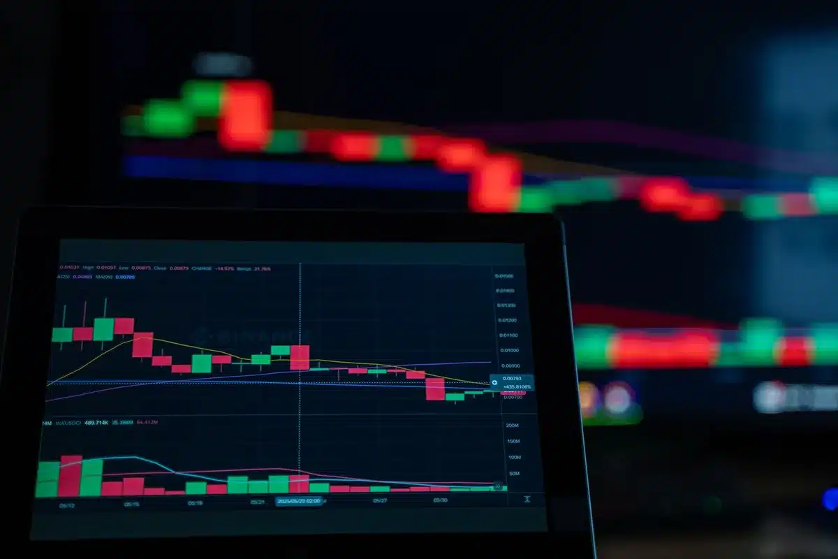 Page d'accueil de CoinMarketCap affichant les données de capitalisation et volumes