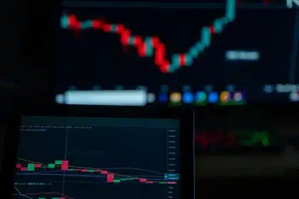 Tableau de bord numérique affichant des données et graphiques du marché crypto