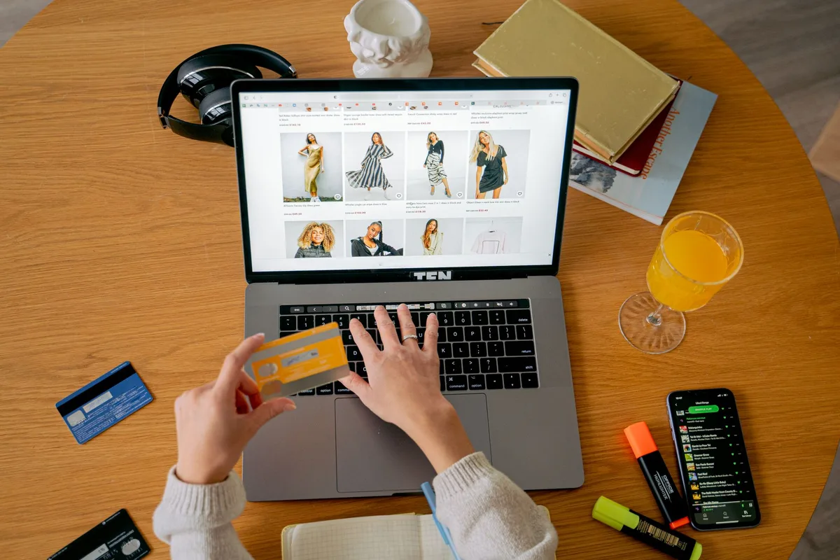 Interface de configuration d'une boutique en ligne avec sections de branding et navigation