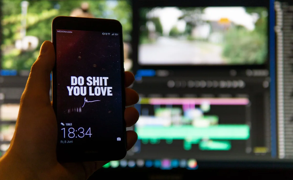 &Eacute;cran de t&eacute;l&eacute;phone affichant une application de montage vid&eacute;o avec photos et timeline