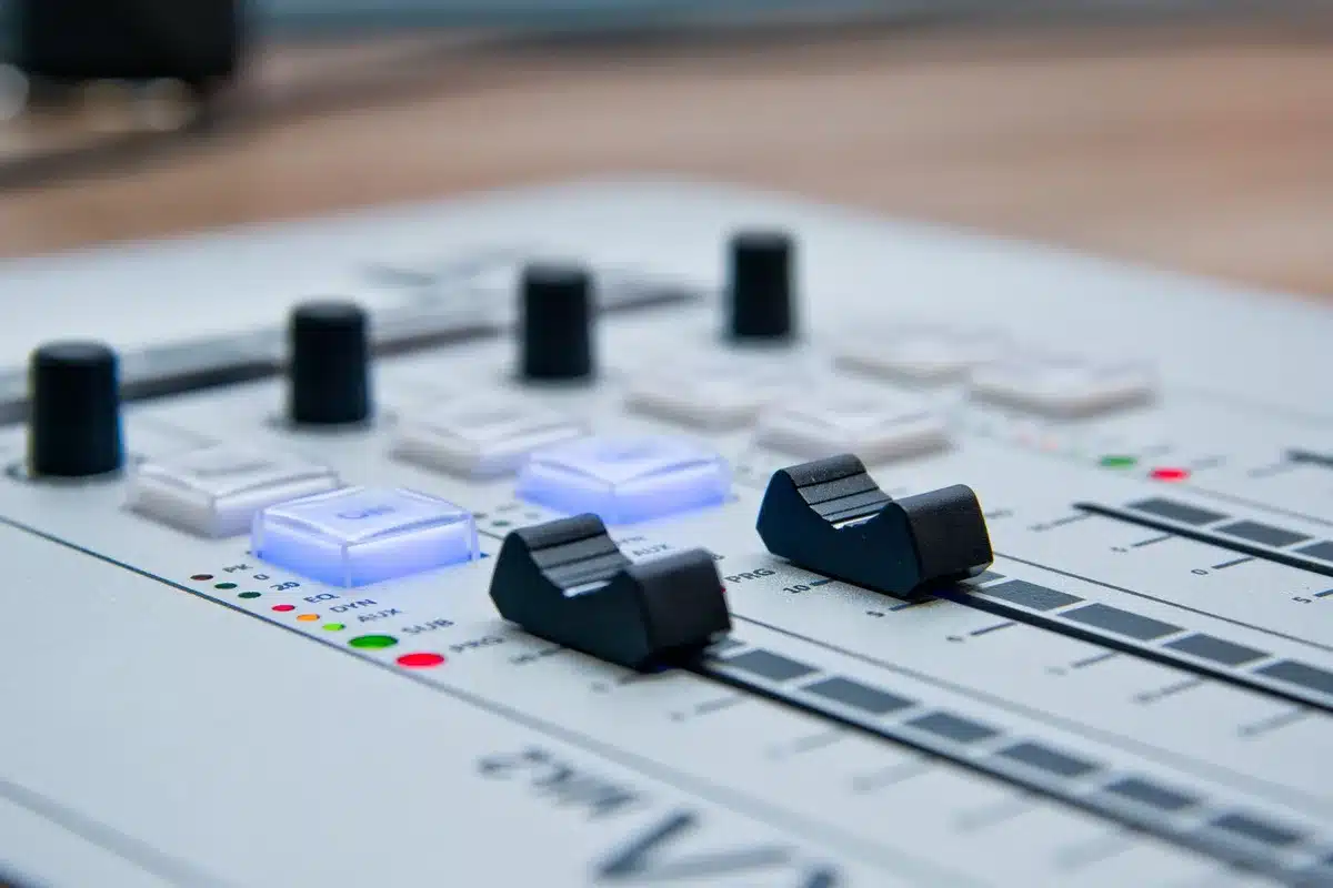 Panneau d'égaliseur avec curseurs de réglage de fréquences audio