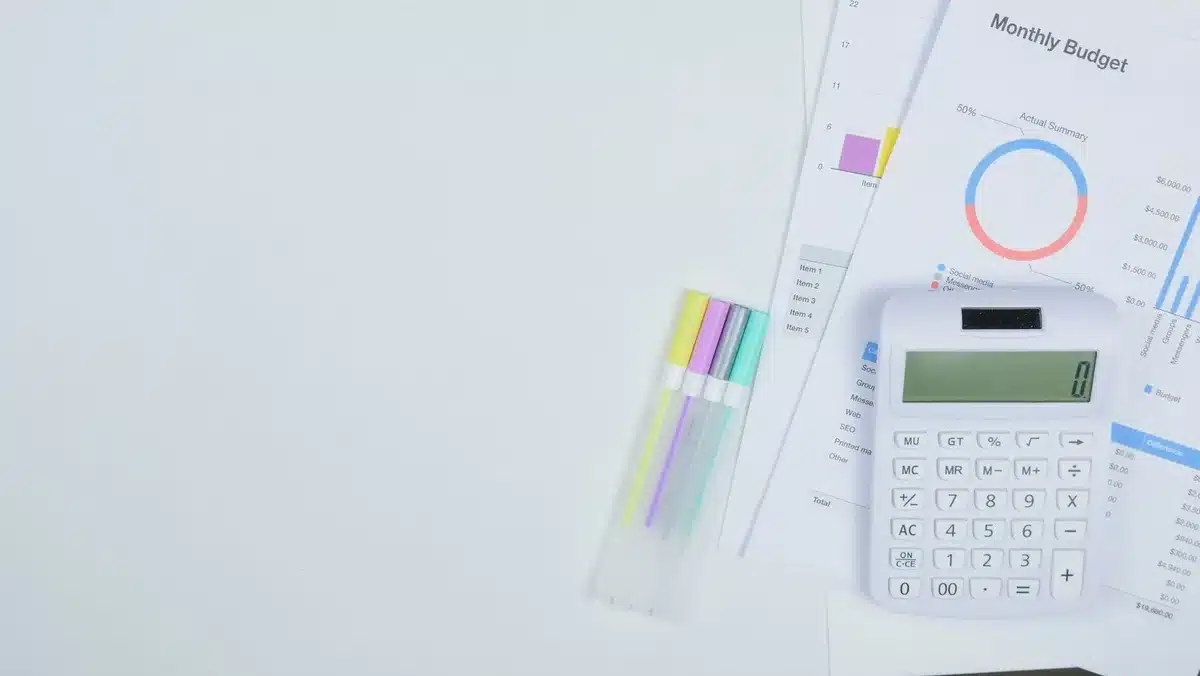 Feuille de calcul budgétaire avec calculatrice et documents de coûts