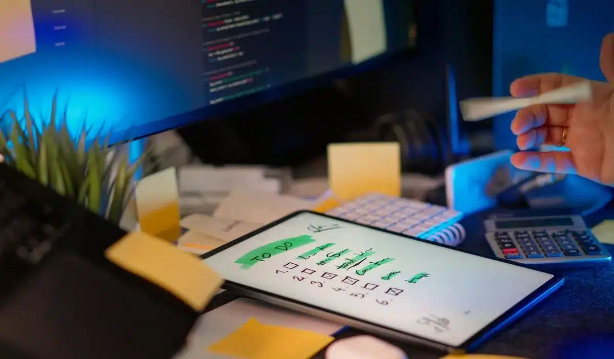 Checklist de test et validation de logiciel avec notes et stylo