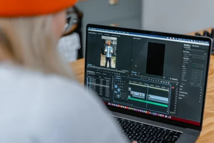 Espace de travail créatif avec storyboard, script et matériel de production vidéo