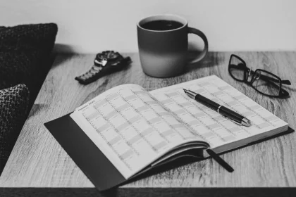 Bureau de rédaction avec écran d'actualités et calendrier au 24 juillet