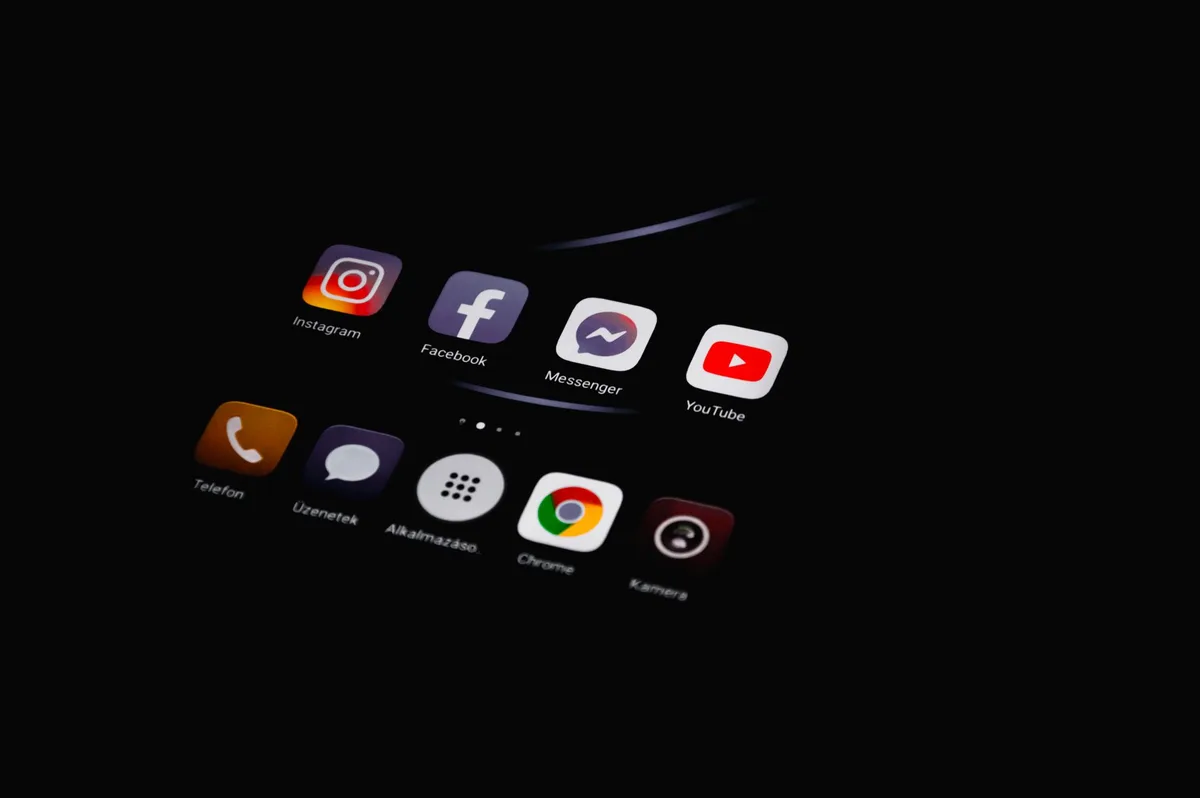 Logos et interfaces de réseaux sociaux affichant des contenus vidéo