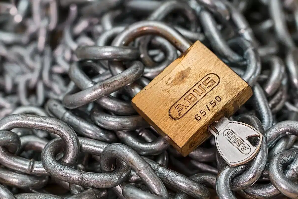 Illustration de correctif de sécurité avec icône de cadenas et bouclier de protection