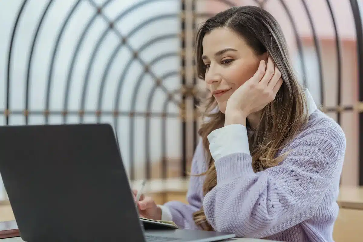 Formation pratique en ligne : un collaborateur suit un module de sécurité informatique