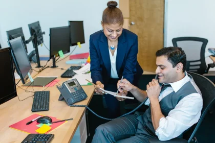 Un nouvel employé installe son ordinateur et son badge de sécurité le premier jour au bureau