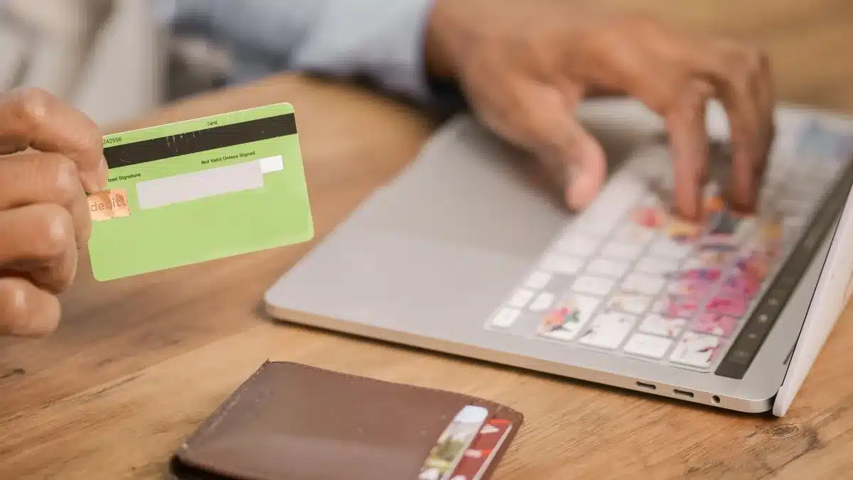 Interface de boutique en ligne avec produits et panier d'achat