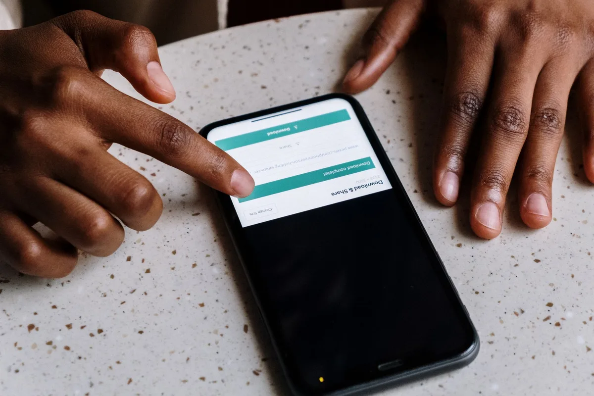 Smartphone affichant une notification de message avec icône de téléchargement et barre de progression