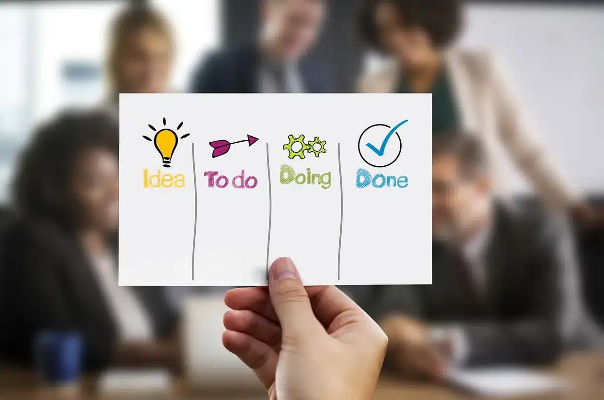 Schéma d'intégration technique montrant un LMS connecté à plusieurs systèmes (SIRH, CRM, outil d'inscription)