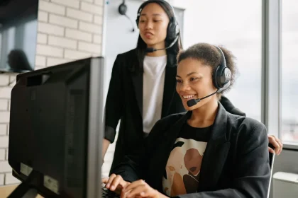Commercial avec casque téléphonique utilisant un logiciel de prospection téléphonique sur son ordinateur