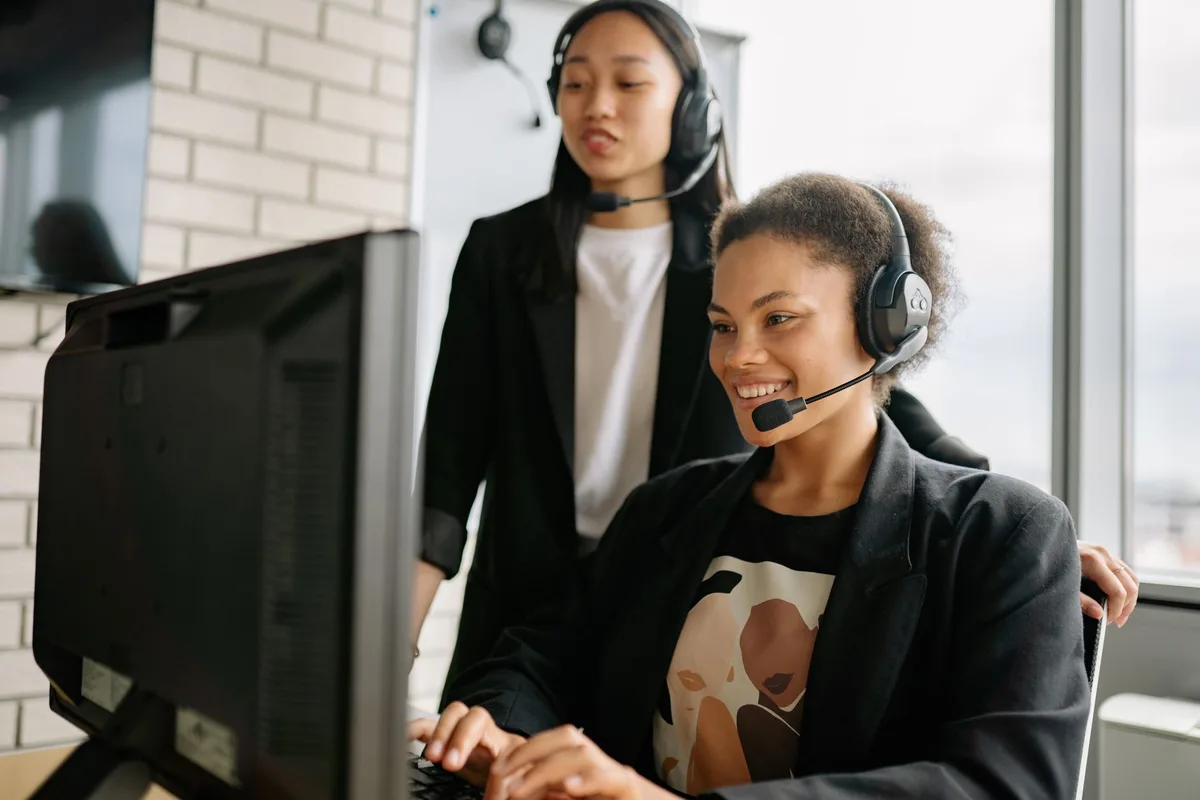 Commercial avec casque téléphonique utilisant un logiciel de prospection téléphonique sur son ordinateur